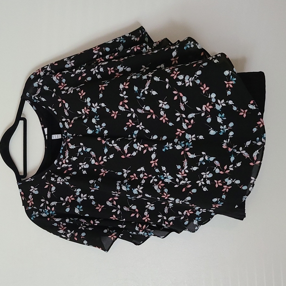 Elle Womens Black with Flowers Short Sleeve Blouse Size Small
